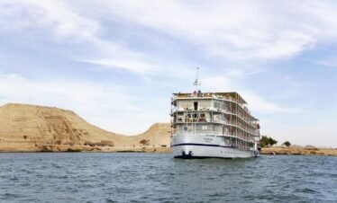 Movenpick-Prince-Abbas-Lake-Cruise1
